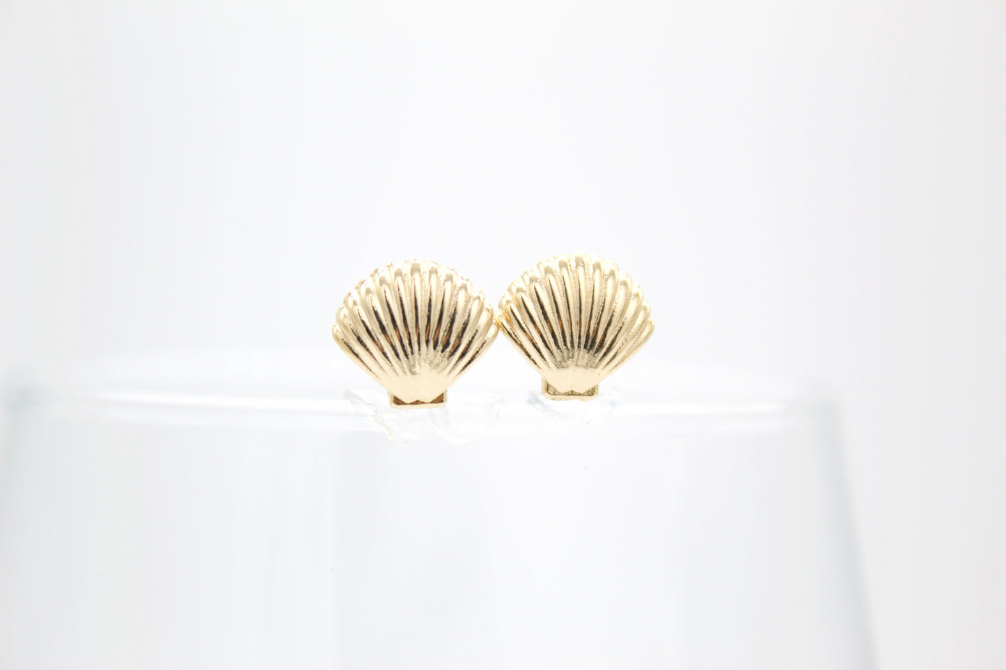 18K Gold Filled Sea Clam Shell Stud Earrings (L352)